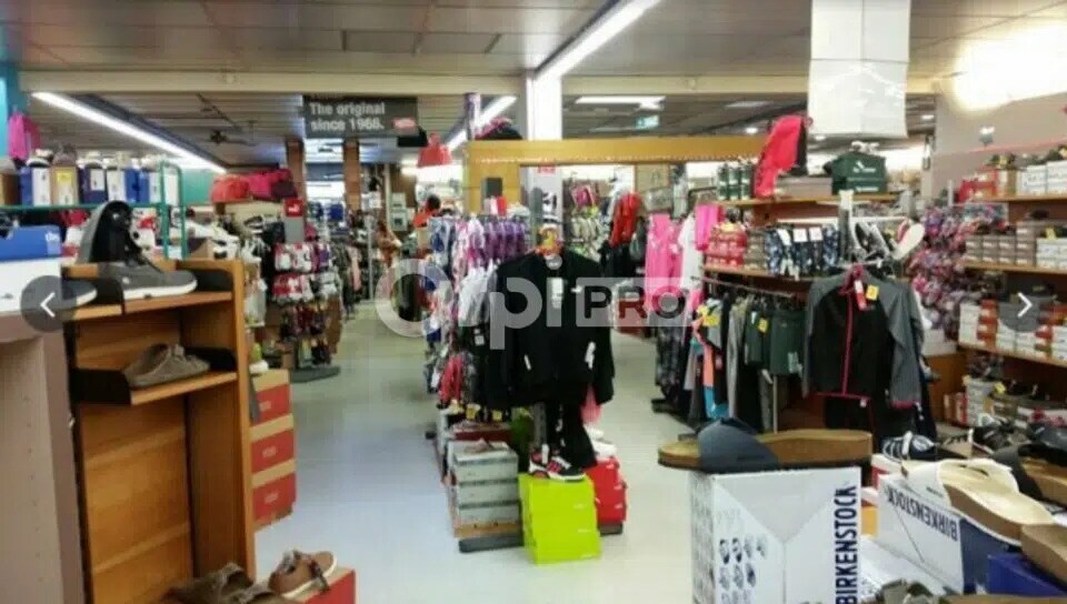 Retail in Ruy-Montceau for lease - Interior Photo - Image 3 of 7