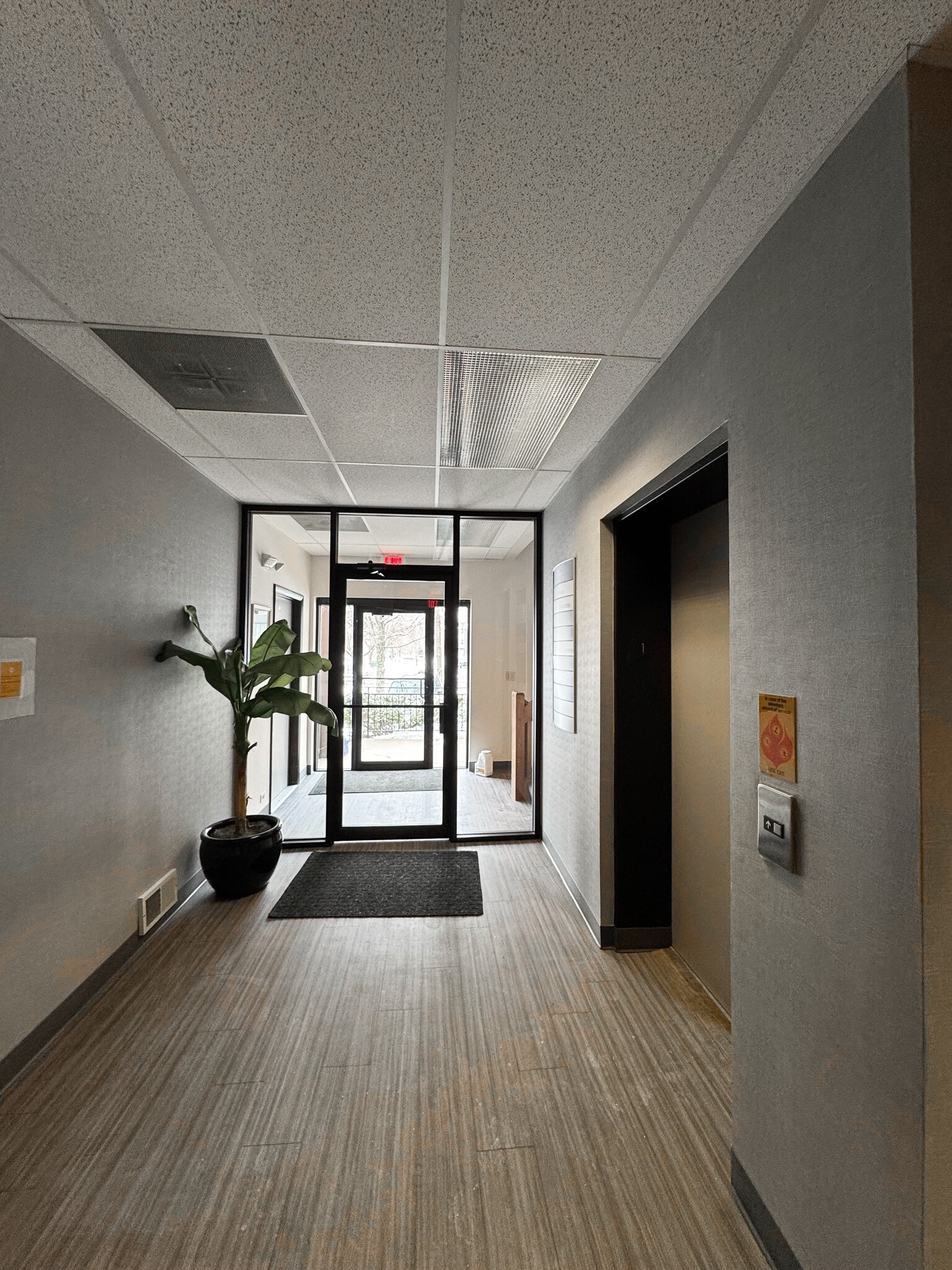 386 Pennsylvania Ave, Glen Ellyn, IL for lease Interior Photo- Image 1 of 7