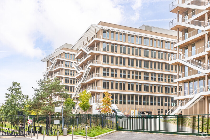 1 Place Des Papeteries, Nanterre for lease - Building Photo - Image 2 of 3