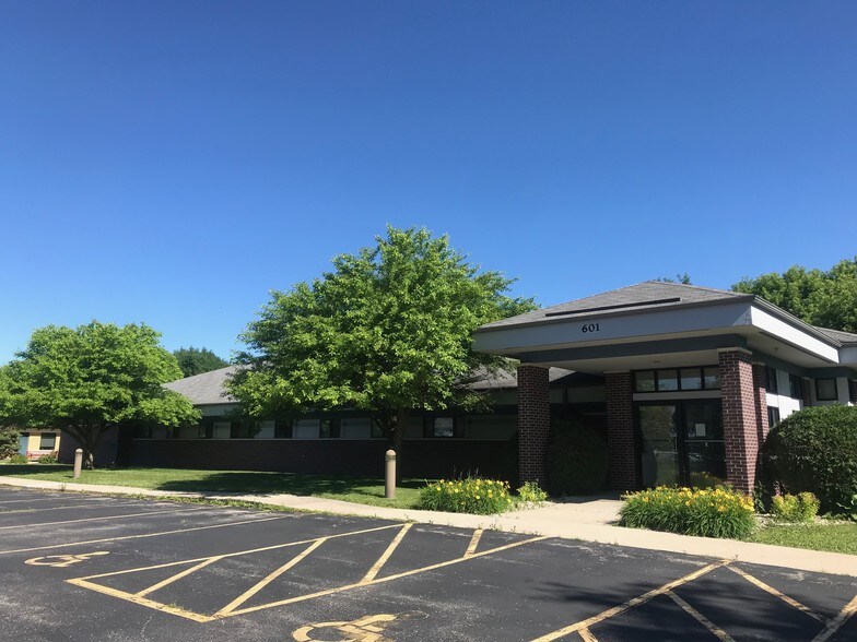 601 Handeyside Ln, Fort Atkinson, WI for sale - Building Photo - Image 1 of 1