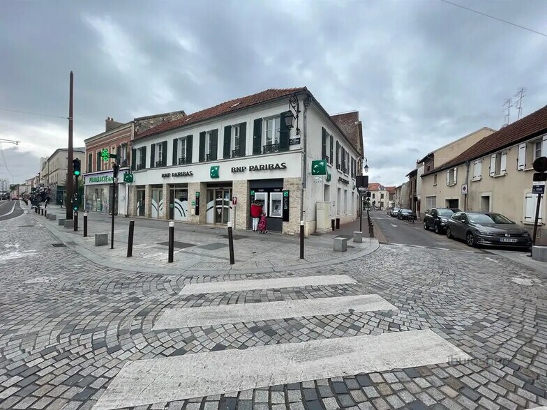 Retail in Gennevilliers for lease - Building Photo - Image 2 of 4