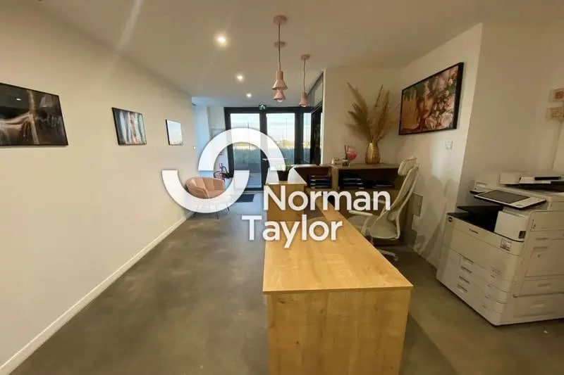 Office in Mauguio for sale - Interior Photo - Image 1 of 11