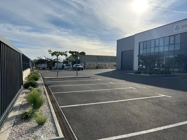 Flex in Miramas for lease - Building Photo - Image 3 of 3