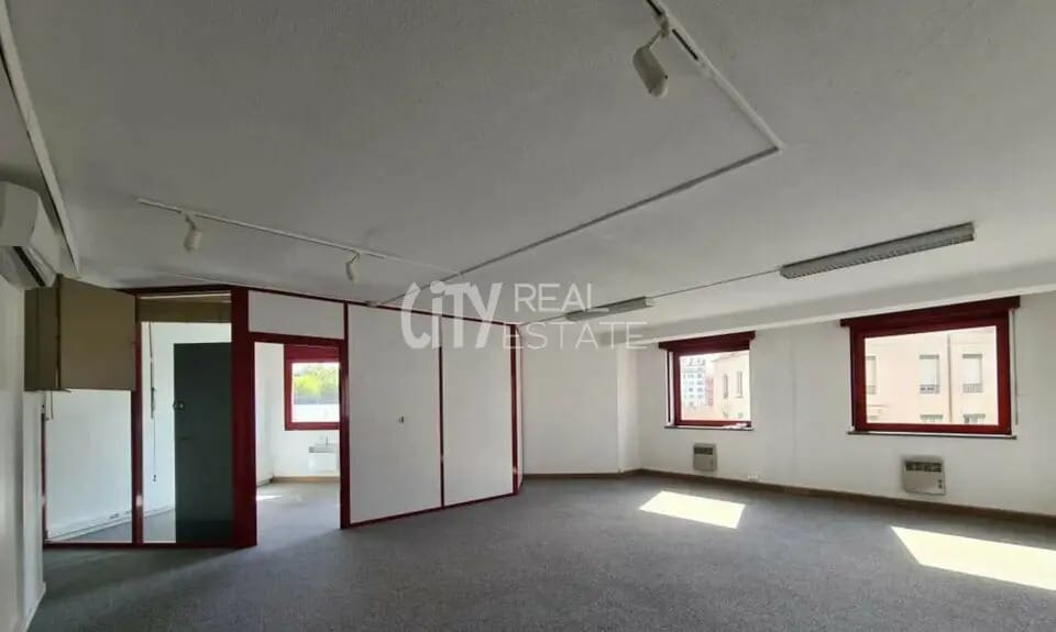 Office in Lyon for lease - Interior Photo - Image 3 of 6