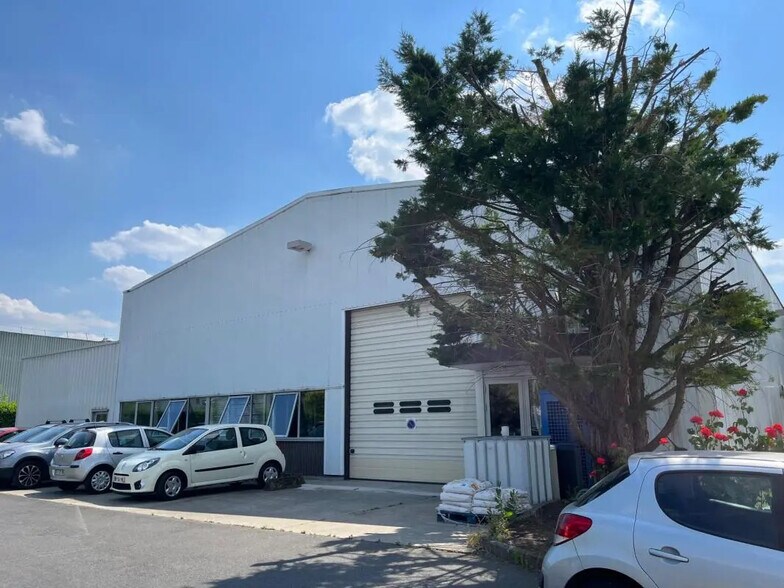 Office in SAINT-OUEN-L'AUMONE for lease - Building Photo - Image 1 of 18