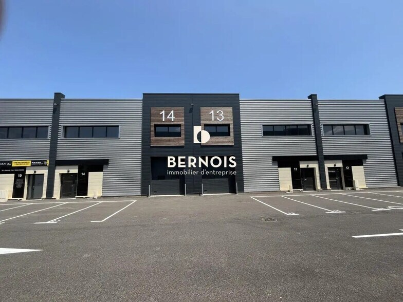 Flex in Brignoles for lease - Building Photo - Image 2 of 19