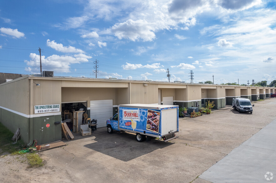 1499 N Post Oak Rd, Houston, TX for lease - Building Photo - Image 2 of 9