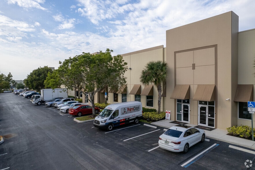 6001 N Hiatus Rd, Tamarac, FL for lease - Building Photo - Image 3 of 8