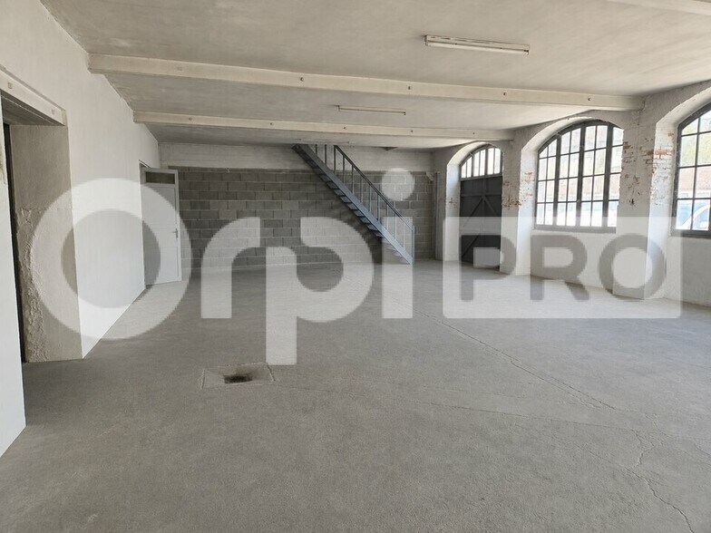Flex in Montlucon for lease - Building Photo - Image 2 of 5