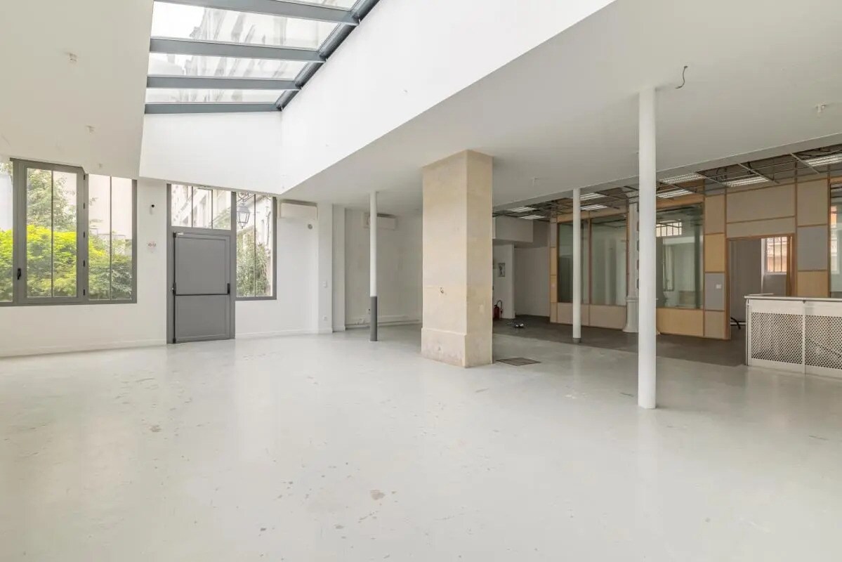 Office in Paris for lease Building Photo- Image 1 of 11