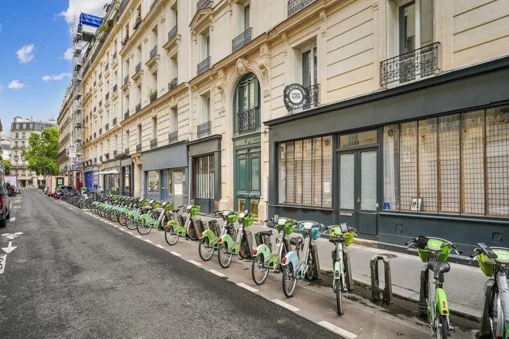 Retail in Paris for lease Building Photo- Image 1 of 11