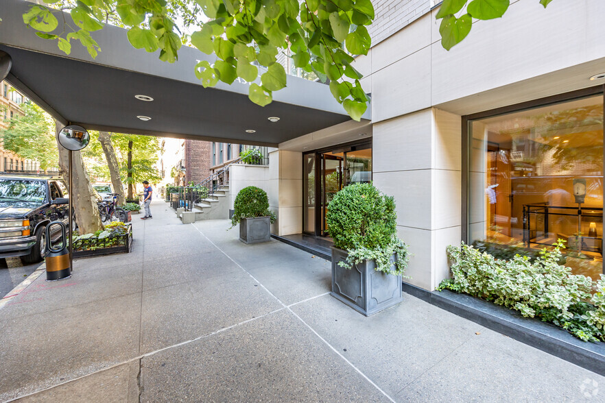 184-188 E 70th St, New York, NY for lease - Building Photo - Image 3 of 9