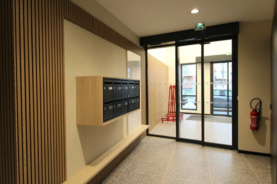 Office in Troyes for lease - Building Photo - Image 2 of 12