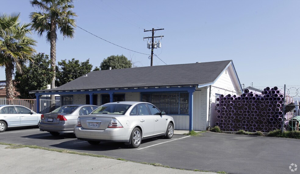1315-1317 N Santiago St, Santa Ana, CA for lease - Building Photo - Image 3 of 5