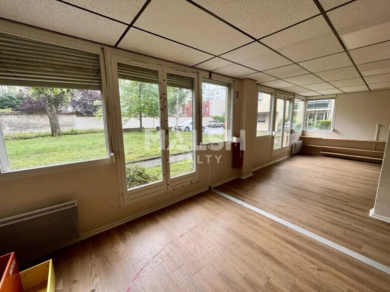 Retail in Lyon for lease - Interior Photo - Image 2 of 6