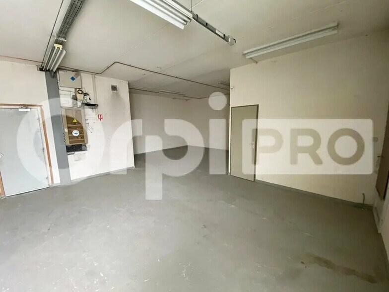 Retail in Villefranche-sur-Saône for lease - Building Photo - Image 2 of 47