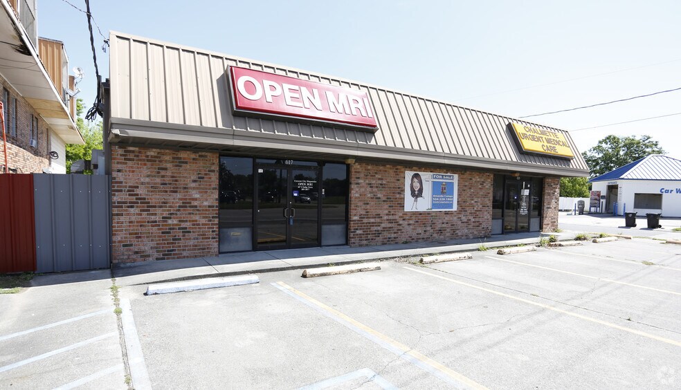 617-619 E Judge Perez Dr, Chalmette, LA for sale - Primary Photo - Image 1 of 1