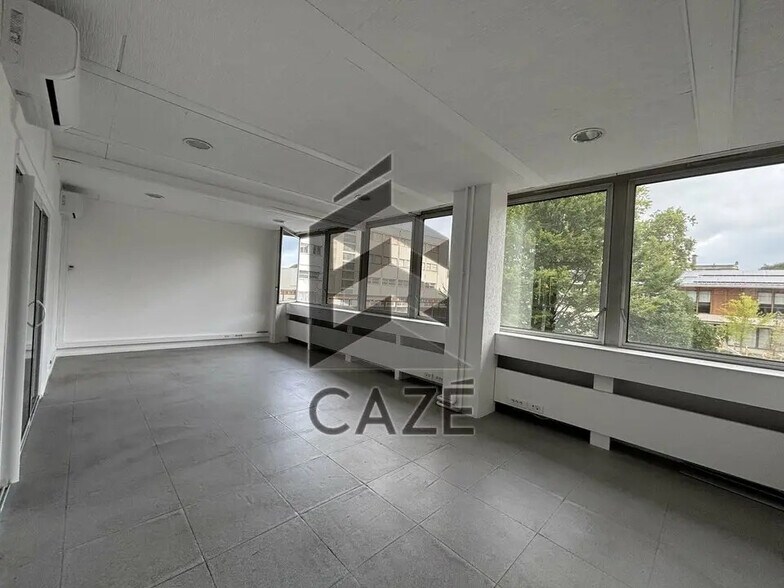 Office in Bordeaux for lease - Building Photo - Image 2 of 6