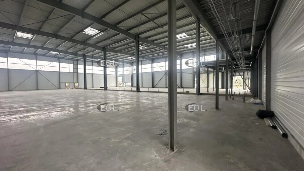 Flex in Torcy for lease - Interior Photo - Image 2 of 3