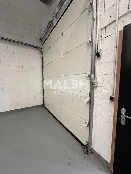 Flex in Saint-Priest for lease - Interior Photo - Image 2 of 5