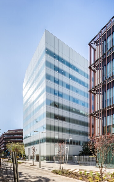 Office in Barcelona, Barcelona for lease - Building Photo - Image 3 of 4