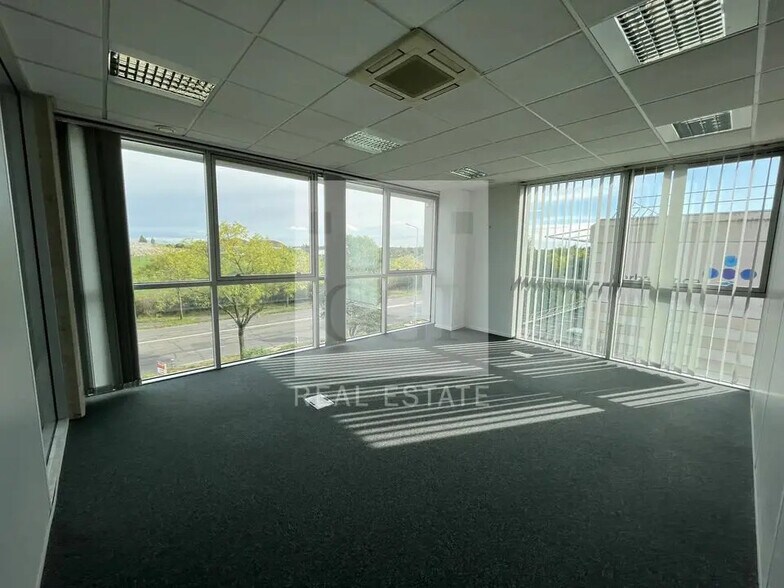 Office in Bron for sale - Interior Photo - Image 2 of 13