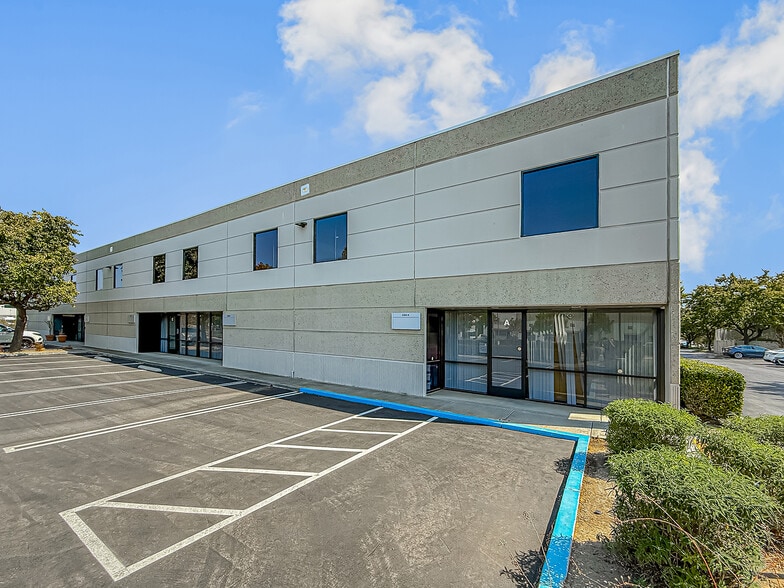 2360 E Sturgis Rd, Oxnard, CA for sale - Building Photo - Image 2 of 17