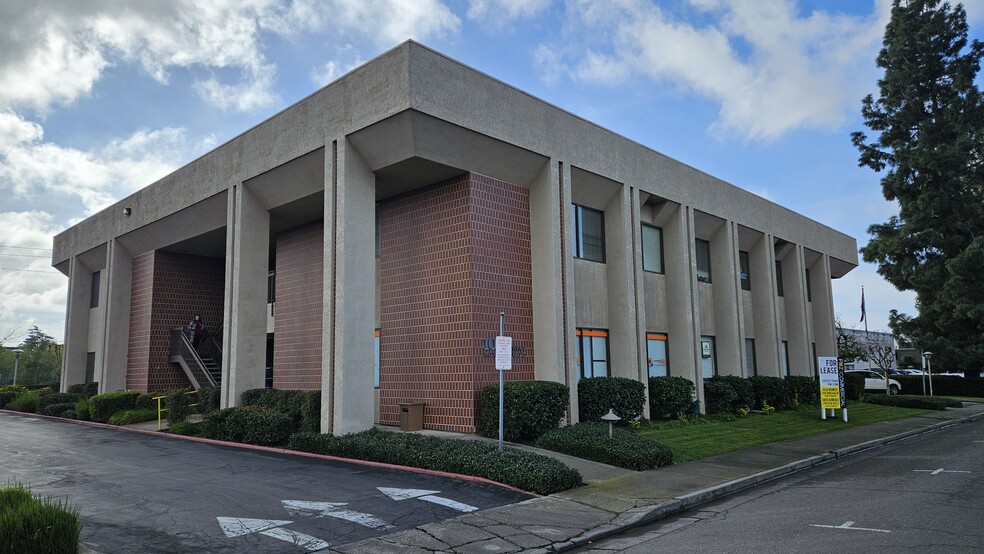 1036 W Robinhood Dr, Stockton, CA for lease - Building Photo - Image 1 of 10