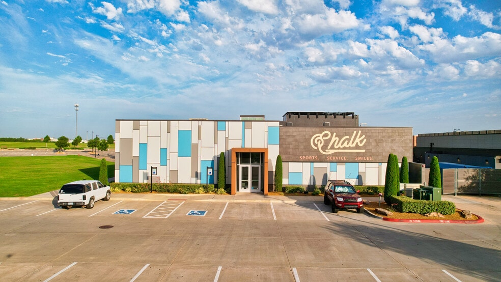 1324 W Memorial Rd, Oklahoma City, OK for lease - Building Photo - Image 2 of 7