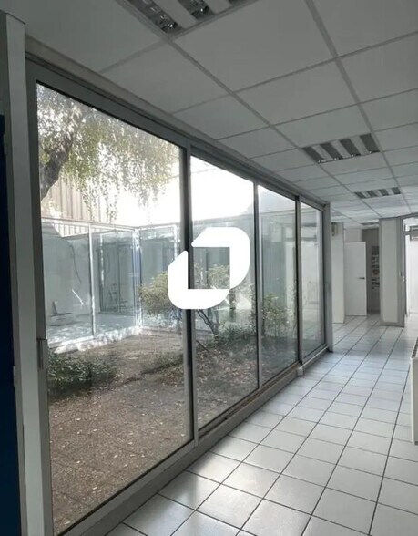 Office in Grenoble for lease - Interior Photo - Image 2 of 3