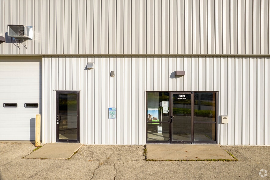 3301 Latham Dr, Madison, WI for lease - Building Photo - Image 3 of 4