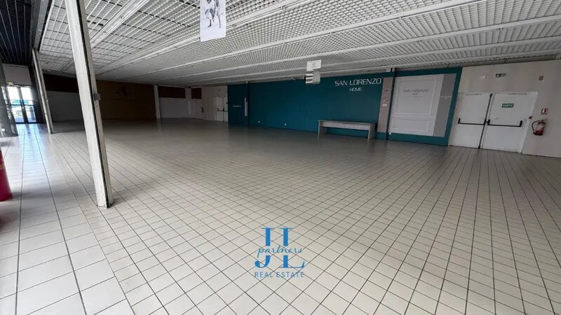 Retail in La Réole for lease - Interior Photo - Image 2 of 3