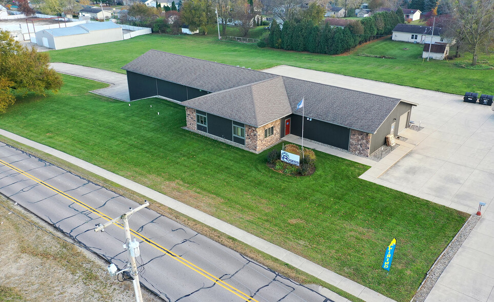 405 W Chicago St, Syracuse, IN for lease - Building Photo - Image 1 of 18