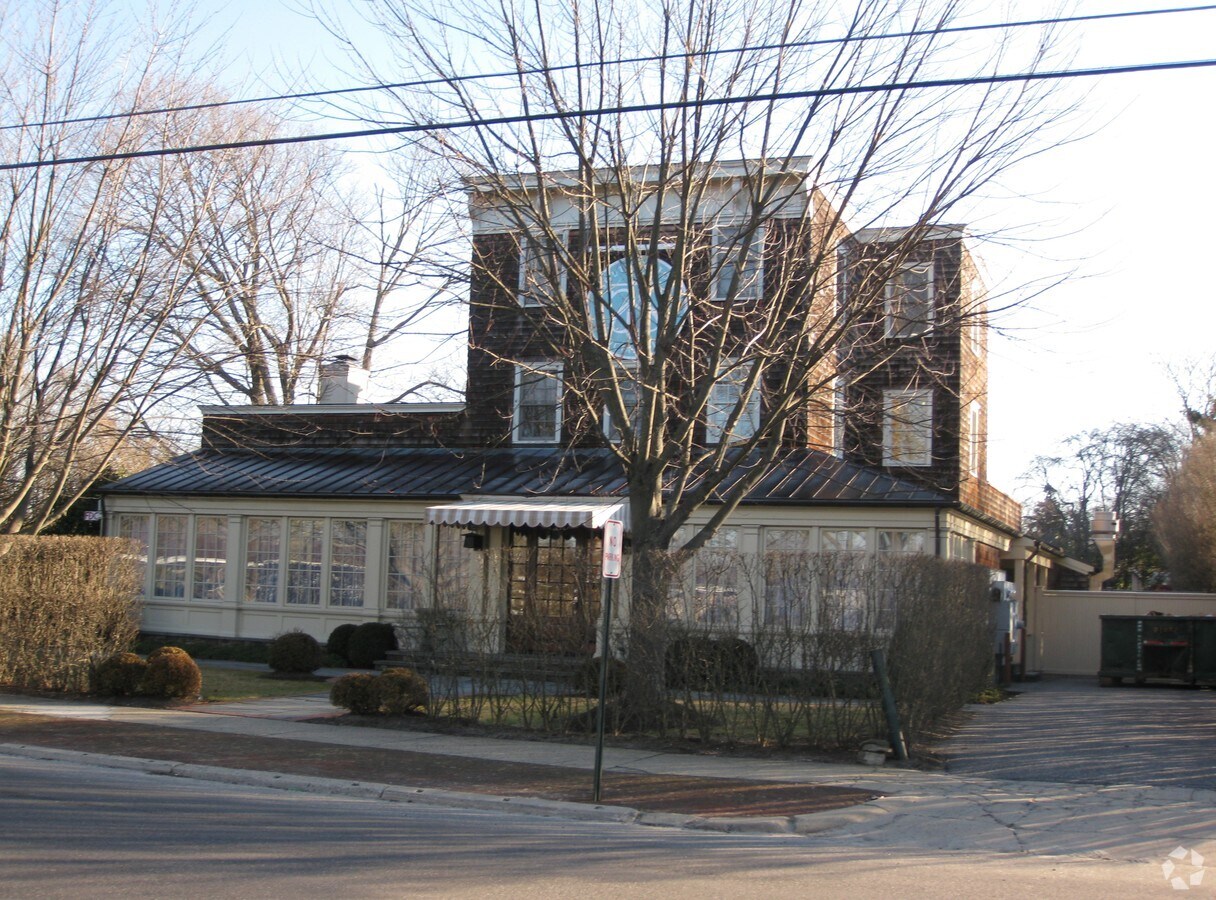 256 Elm St, Southampton, NY 11968