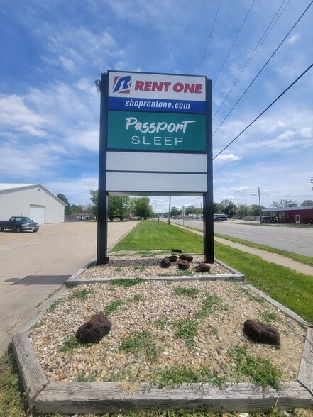 910 Woodlawn Rd, Lincoln, IL for lease - Building Photo - Image 3 of 5