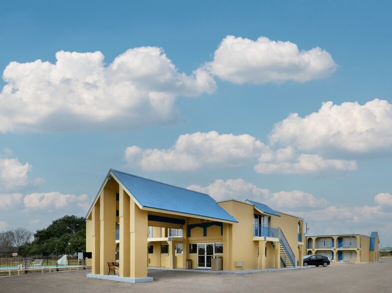 205 W I 10 Frontage Rd, Schulenburg, TX for sale - Primary Photo - Image 1 of 1