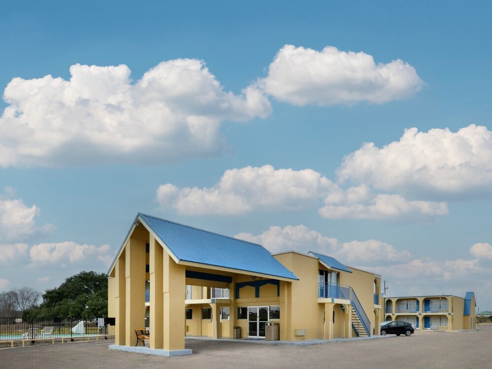 205 W I 10 Frontage Rd, Schulenburg, TX for sale Primary Photo- Image 1 of 1