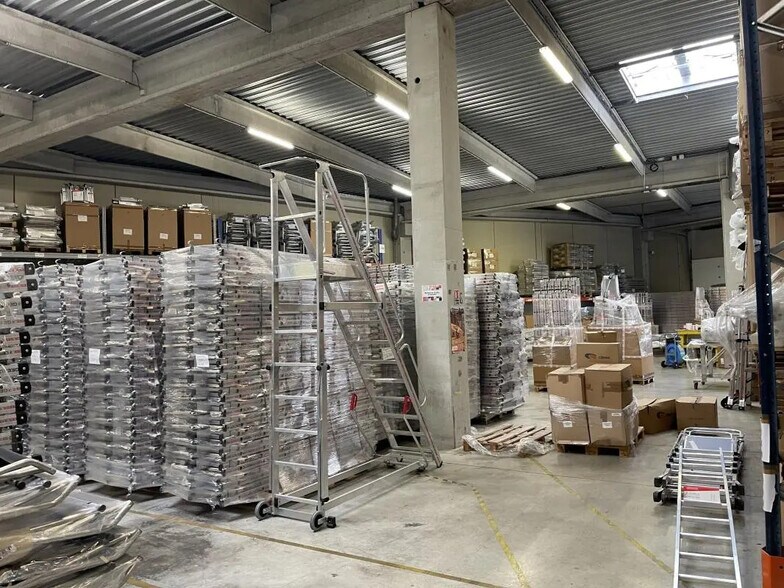 Flex in Saint-Jean-de-Védas for lease - Interior Photo - Image 2 of 5