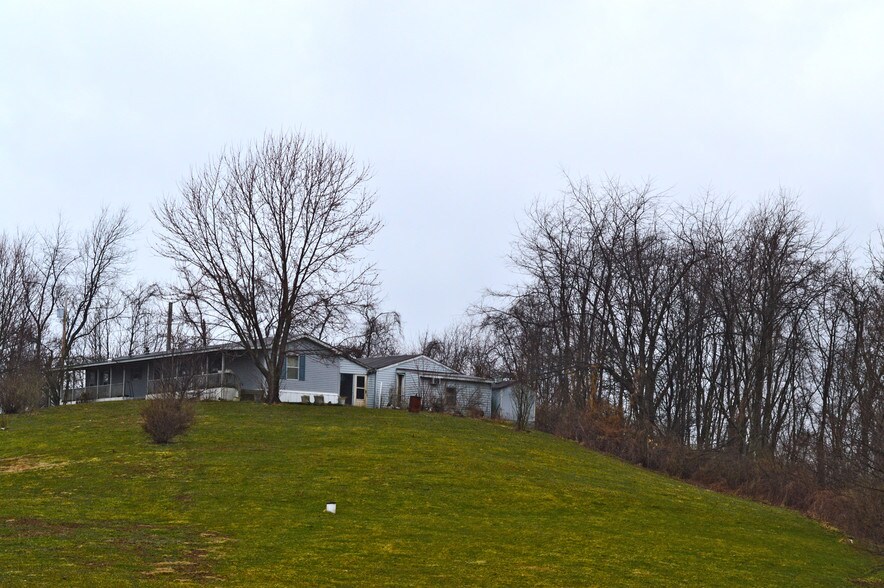 561 Burnsville Ridge Rd, Claysville, PA 15323
