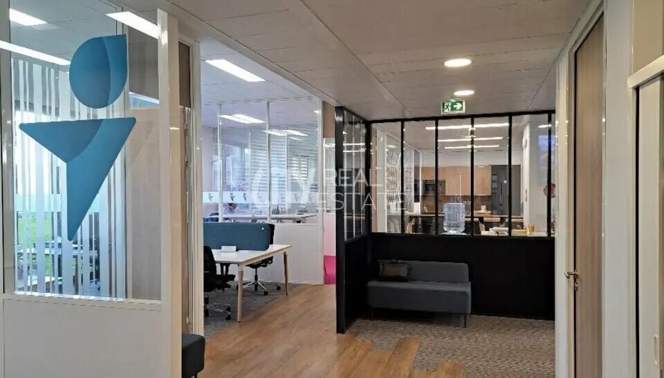 Office in Lyon for lease - Interior Photo - Image 1 of 8