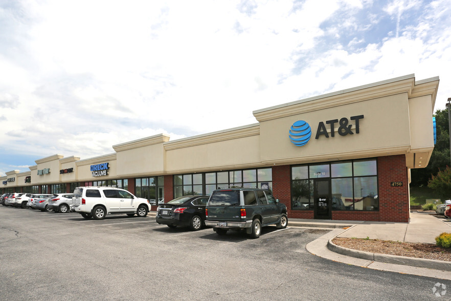 4750 Valley View Blvd NW, Roanoke, VA for lease - Building Photo - Image 1 of 17