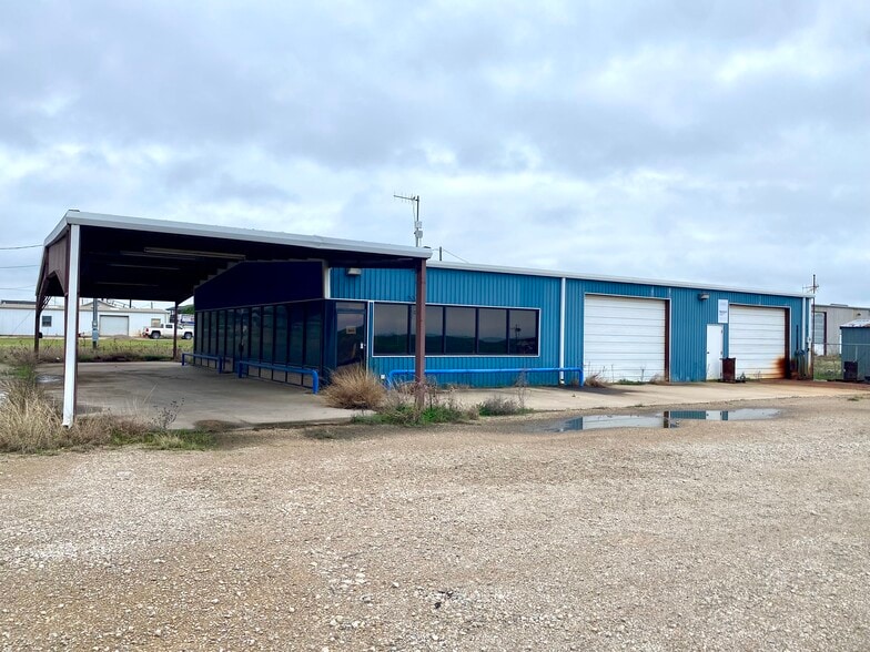 902 S Main St, Jacksboro, TX for lease - Building Photo - Image 3 of 16