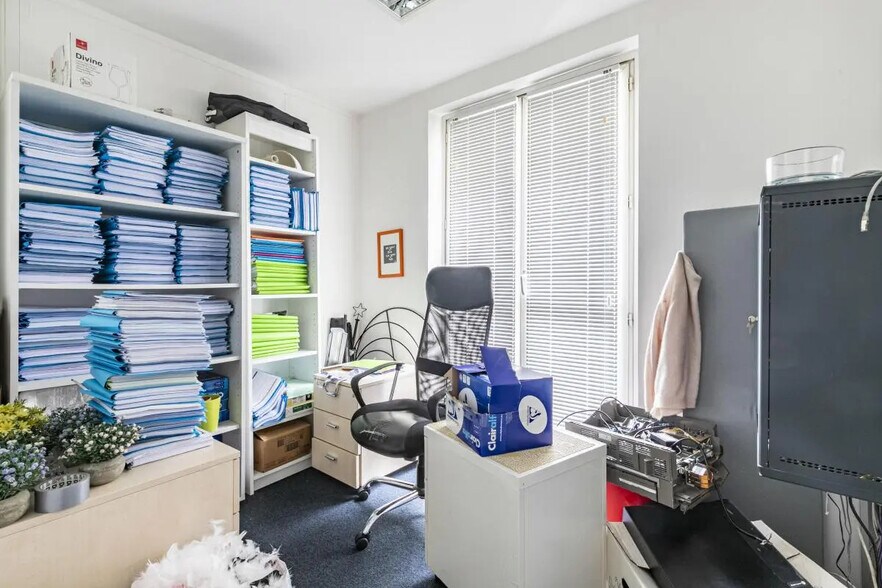 1 Rue Jouffroy D'Abbans, Paris for lease - Interior Photo - Image 3 of 9