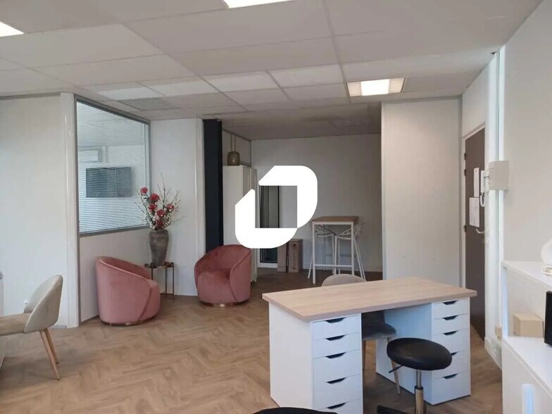 Office in Floirac for lease - Interior Photo - Image 2 of 18