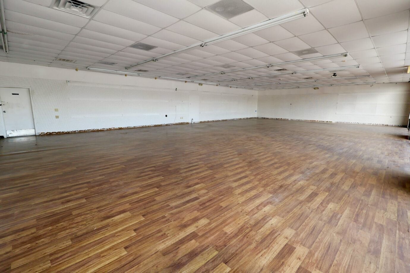111 W Derenne Ave, Savannah, GA for lease Interior Photo- Image 1 of 4