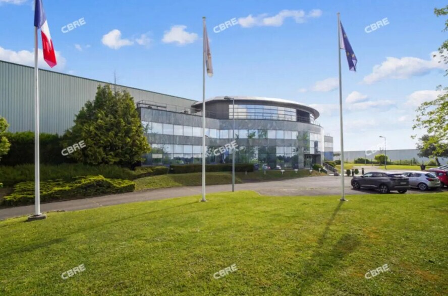 Flex in Houdan for sale - Building Photo - Image 3 of 14