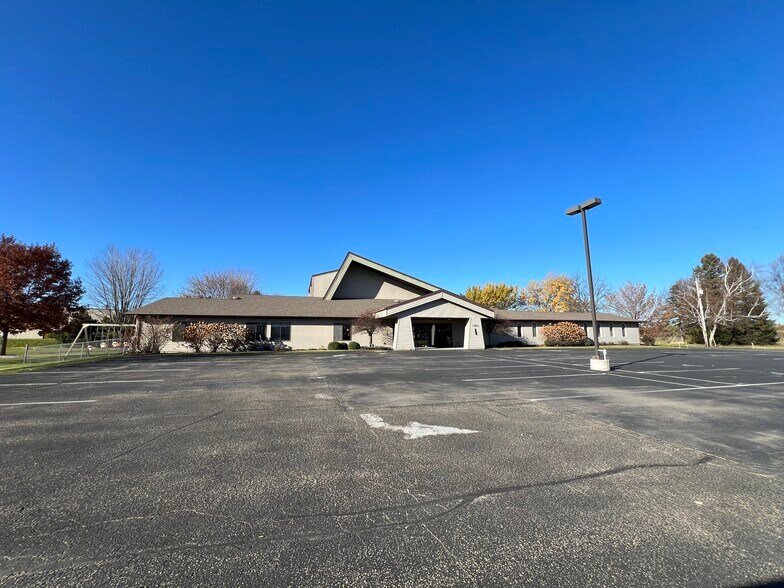 1368 Cold Spring Rd, Neenah, WI for sale - Building Photo - Image 2 of 8