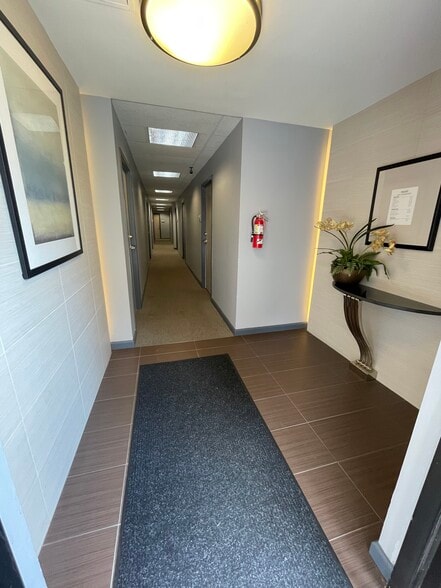 400 N Washington St, Falls Church, VA for lease - Lobby - Image 3 of 11