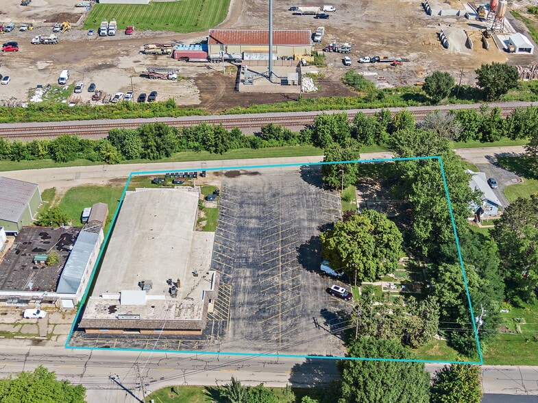 927 E Railroad St, Sandwich, IL for sale - Building Photo - Image 1 of 41