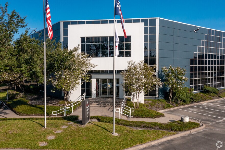 10875 Kempwood Dr, Houston, TX for lease - Building Photo - Image 1 of 4
